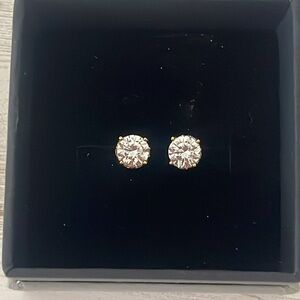 Sparkling 18K Gold 1CT Moissanite Diamond Stud Earrings.